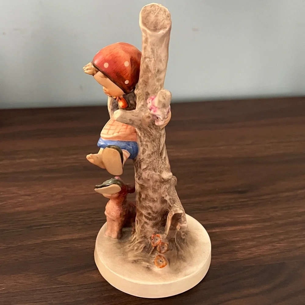 Charming‎ Figurine, out of danger with Child and Dog